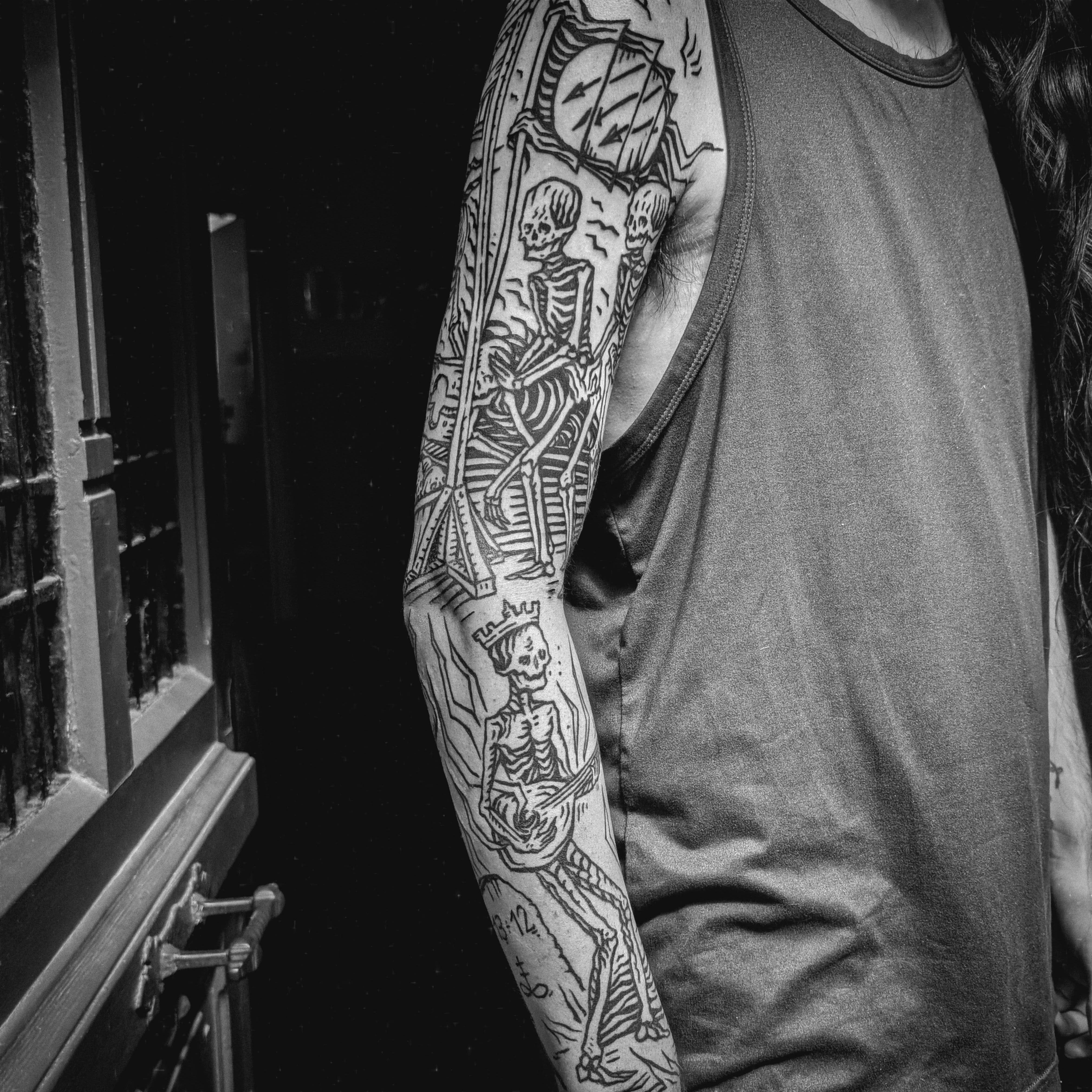 Manchette squelette blackwork sur le bras