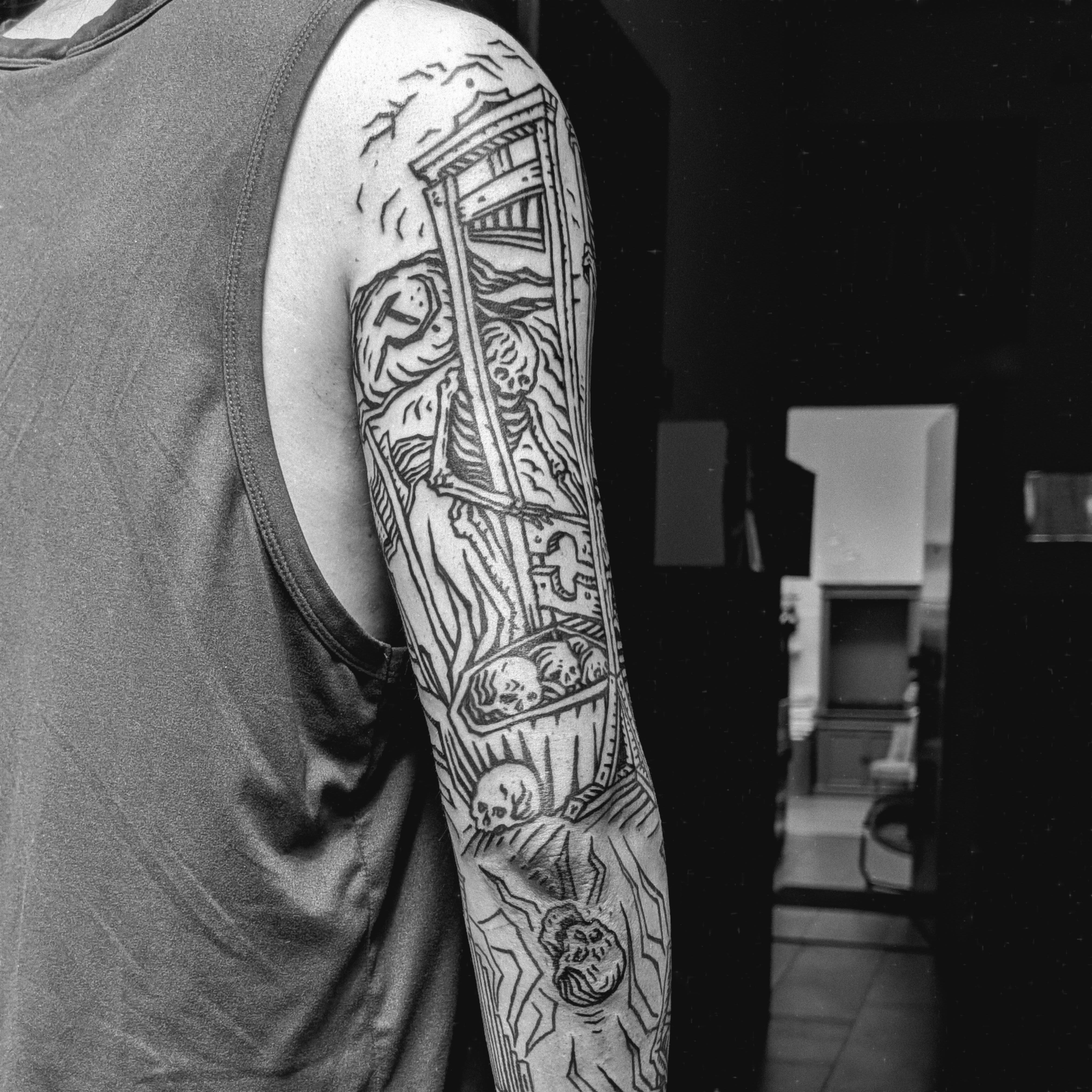 Sablier et guillotine en blackwork sur le bras