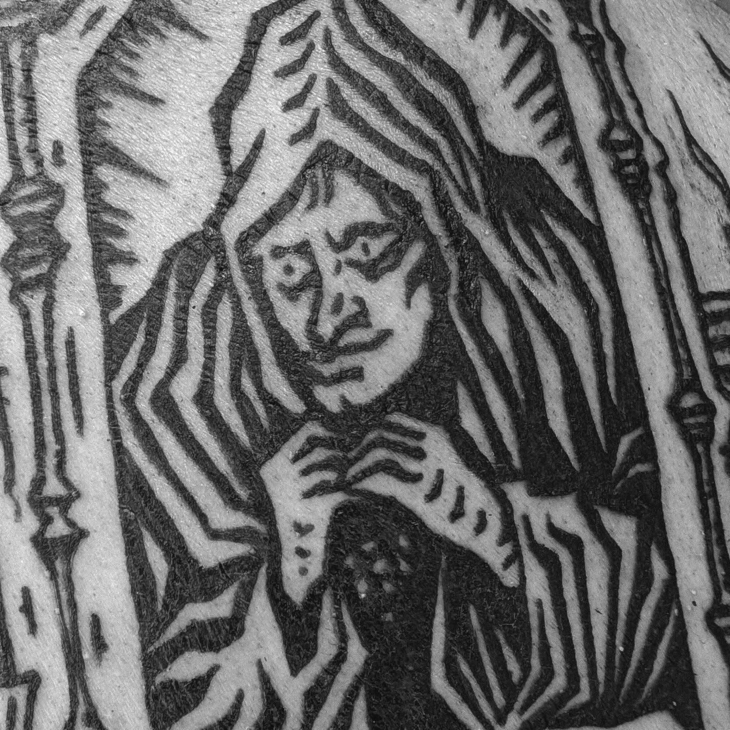 Figure en prière gravée, détail de la peau